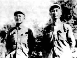  1952年4月巴金和黄谷柳(右)在朝鲜开城