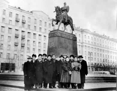 1957年11月在苏联莫斯科  前排左二为巴金、左三为老舍