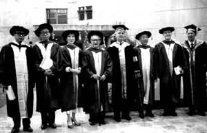  1984年香港中文大学授予巴金(左四)荣誉文学博士学位
