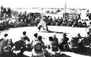 那达慕大会上蒙古族的摔跤活动