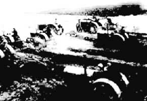 苏联集体农庄庄员使用拖拉机耕地