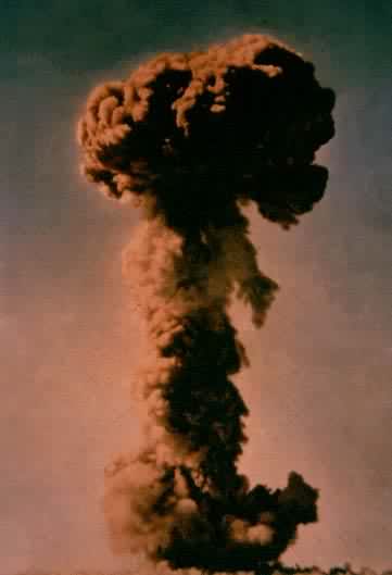 中国首次原子弹试验的蘑菇状烟云