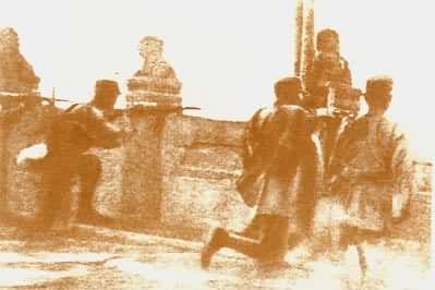 1937年“七七”事变中，卢沟桥中国守军与日军英勇作战