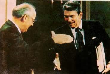 美苏两国首脑在签署《中程导弹条约》后相互祝贺(1987年12月8日)