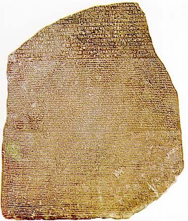 用三种文字书写的埃及罗塞塔石碑 上：碑铭体 中：大众体 下：希腊文