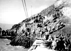 中国人民解放军陆军在海、空军的配合下，胜利地登上国民党军据守的一江山岛