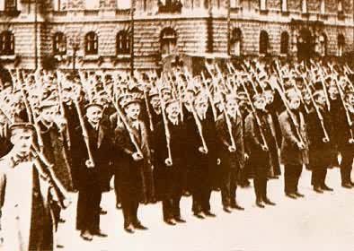 匈牙利布达佩斯起义工人在克伦德培接受检阅(1919年4月23日)