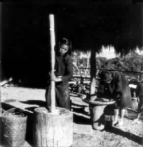 景颇族妇女在舂米