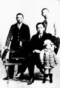  1923年郭沫若(前)、成仿吾(左)、郁达夫在上海合影