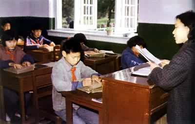 上海第一盲童学校的学生在上语文课
