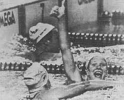 澳大利亚两名女游泳运动员同时破世界纪录