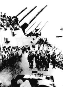 日本政府代表在停泊于东京湾的美国“密苏里”号军舰上签署了战争投降书(1945年9月2日)