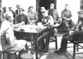 聂荣臻司令员(中)与罗历戎(前左)谈话