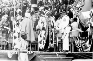 肯尼亚首任总统J.肯雅塔(中)在独立庆典上