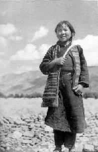 身穿氆氇服装的藏族姑娘
