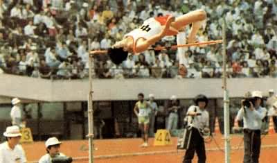 中国跳高运动员朱建华跳过2.30米创男子跳高亚洲纪录