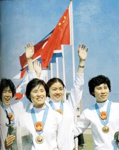 中国女子击剑队在第8届亚运会上获团体冠军