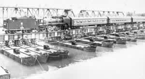 用67式铁路舟桥器材架设的铁路舟桥