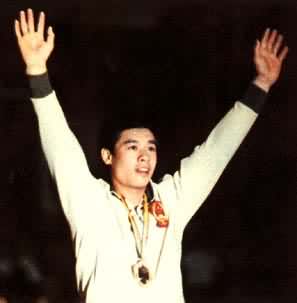 在第11届世界大学生运动会上中国体操运动员李宁获得3枚金质奖章