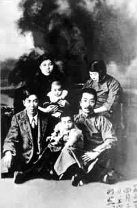 1931年冯雪峰全家与鲁迅全家在上海合影
