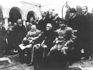 参加雅尔塔会议的F.D.罗斯福(前排中)、И.В.斯大林(前排右)、W.L.S.丘吉尔(前排左)(1945年2月)