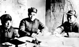 朱德司令(右)与第129师师长刘伯承(中)、政治委员邓小平(左)研究作战计划