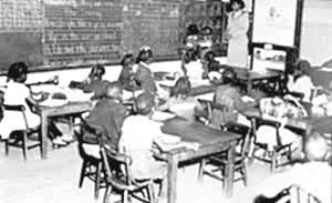 美国南部地区的一所小学（黑人儿童和白人儿童在一起上课）