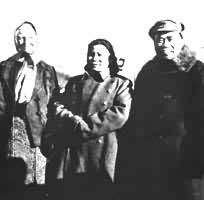 抗日战争时期史沫特莱（左一）和朱德、康克清在延安机场