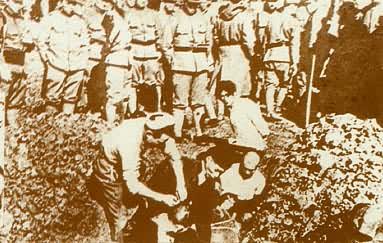 1937年12月13日日军侵占南京，40多天屠杀中国人民30余万