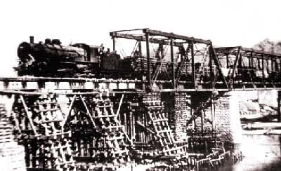 建国后国民经济恢复时期铁路工人日夜抢修被战争破坏的铁路大桥