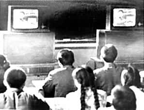 济南市第二十三中学学生通过闭路电视上物理课