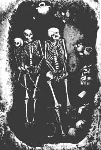 大汶口墓地的成年男（右）女（中）和幼女（左）三人合葬墓（35号墓）