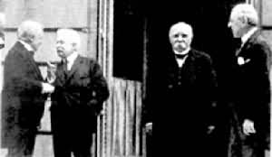 T.W.威尔逊、G.克列蒙梭、D.劳合·乔治、V.E.奥兰多(从右至左)在巴黎和会上