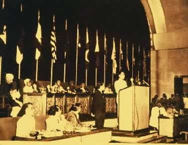 1955年4月周恩来在印度尼西亚万隆举行的亚非会议上发言