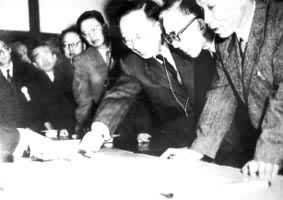 1955年12月郭沫若访问日本时在大阪参观
