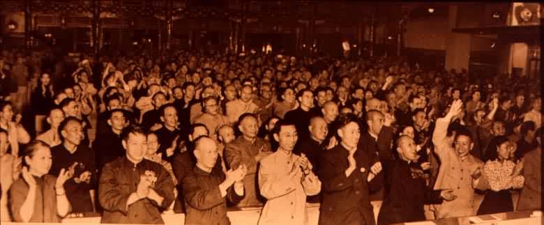 第一届全国人民代表大会代表欢呼《中华人民共和国宪法》诞生