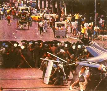 F.E.马科斯出逃前的马尼拉街头（1986）