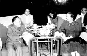 邓小平会见英国首相M.H.撒切尔夫人时，公开提出“一国两制”的构想(1982年9月)