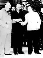W.L.S.丘吉尔、H.S.杜鲁门、И.В.斯大林(从左至右)在波茨坦会议上>				</td>
			</tr>
		</table>
	</div>



	<div class=