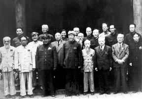 1949年6月，新政治协商会议筹备会第一次全体会议在北平召开。图为筹备会常委会主任毛泽东与常务委员合影