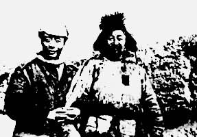1944年艾青在延安和劳动英雄索木耳合影