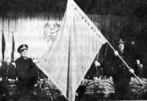 中央军委副主席杨尚昆向国防大学授军旗，校长张震接旗
