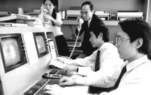 中信实业银行资金资金部职员使用路透交易系统进行外汇交易（1988）