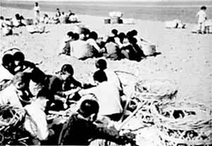 1942年冀中安平县一所抗日隐蔽小学在野外上课