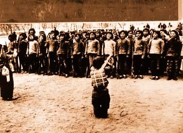 晋察冀边区的儿童团员在唱歌