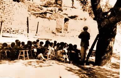1940年延安保育小学学生在露天上课