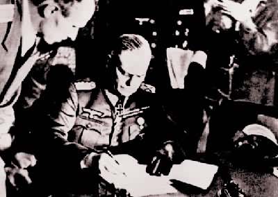 1945年5月8日，德国代表在柏林近郊签字投降