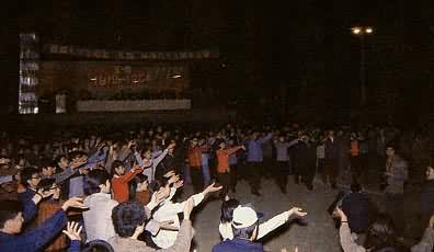 北京大学生在‘五四’纪念晚会上跳集体舞