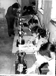 辽宁阜新的一所中学为女学生开设缝纫课