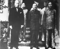 重庆谈判期间，毛泽东与蒋介石、赫尔利合影